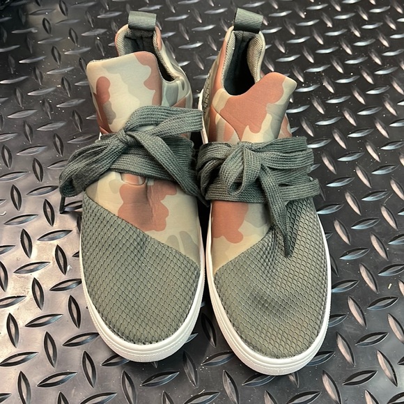 steve madden camo clogs